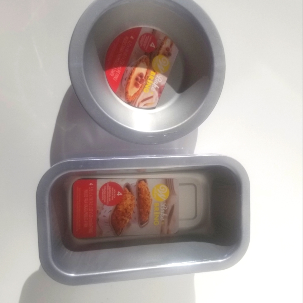 New wilton  non stick mini loaf pans and mini pie pans set of 16